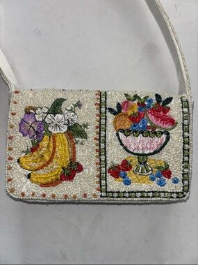 BREADED BAG CREME COLORED 4 BEADED DESIGNS BANANAS..FRUIT BOWL..LEMONS..COCKTAIL